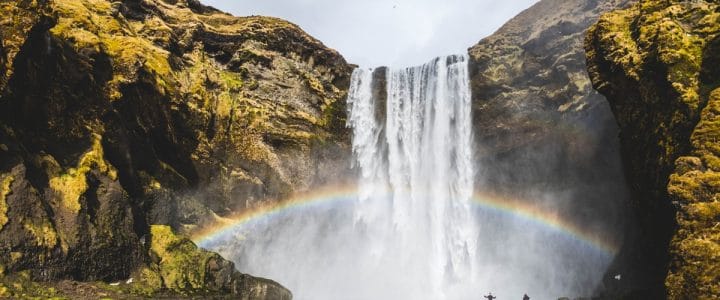 Einer der zahlreichen Wasserfälle in Island ist auf diesem Bild zu sehen,